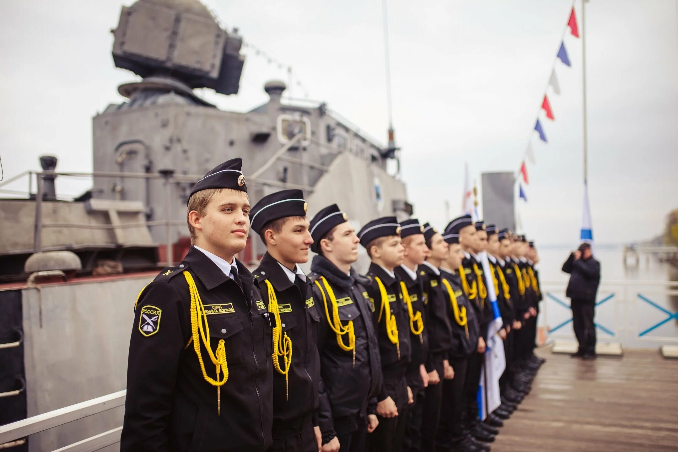 Какие профессии моряков. Гражданские моряки. союз военных моряков. гражданский матрос. моряки в ряд.