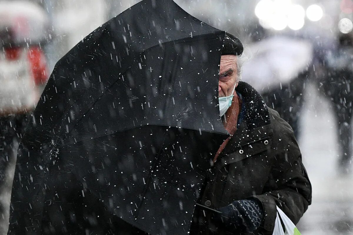 Обильные осадки снега. Дождь со снегом в Москве. Мокрый снег с дождем. Мокрый снег с дождем Москва. Мокрый снег в Москве.