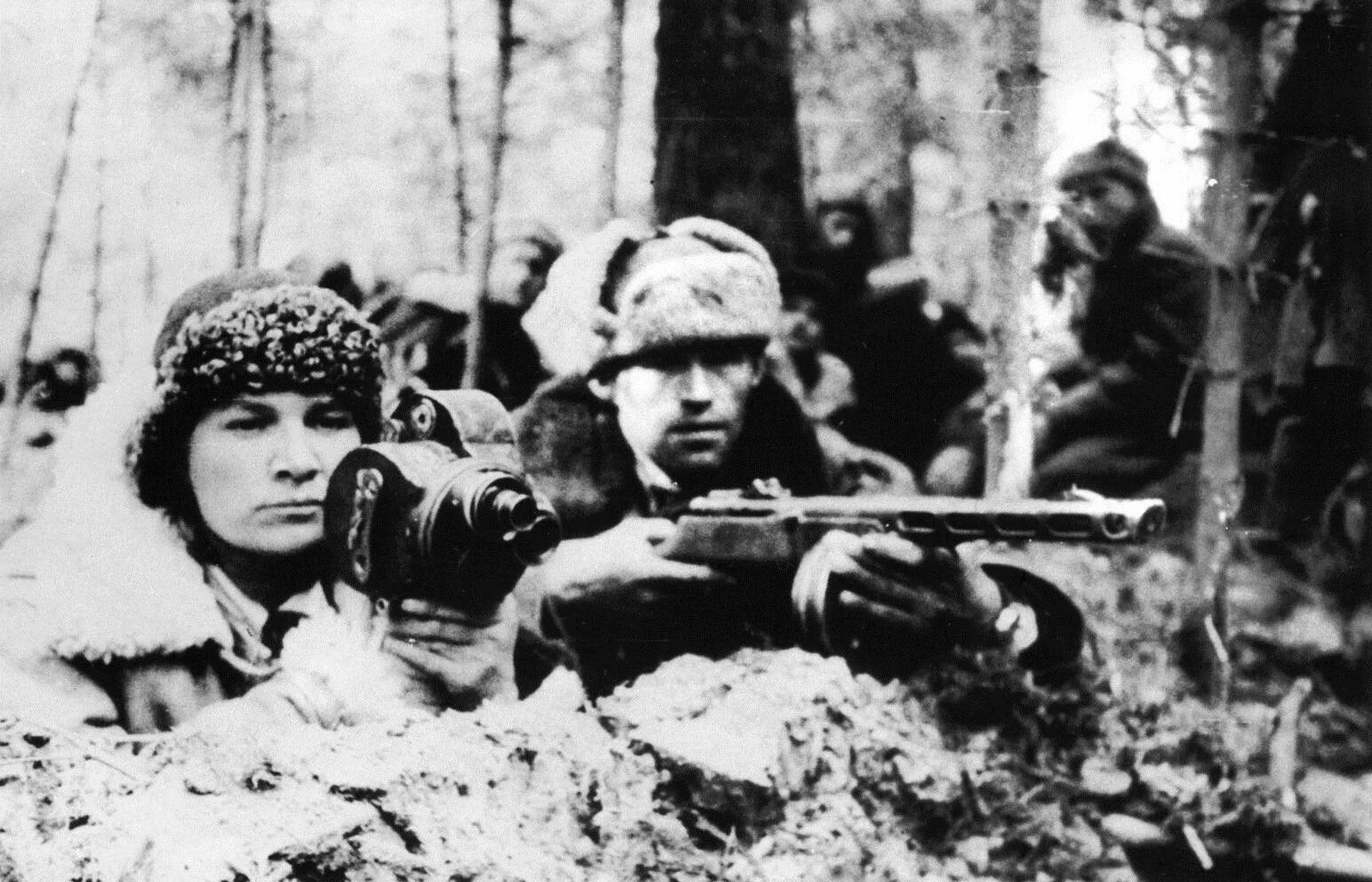 Фронтовые кинооператоры великой отечественной. Документальная кинохроника. Ркка 1943 хроника. Хроника вов 1941 год. Хроники военных лет 1941-1945.