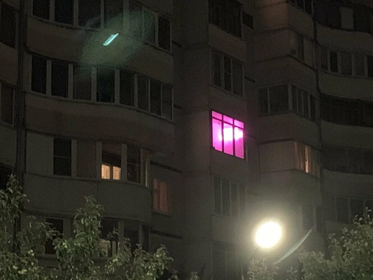 Розовый свет в окнах жилых домов. Фиолетовые лампы в окнах домов что это такое. Фиолетовый свет в окнах домов. Свет в окнах домов многоэтажек.