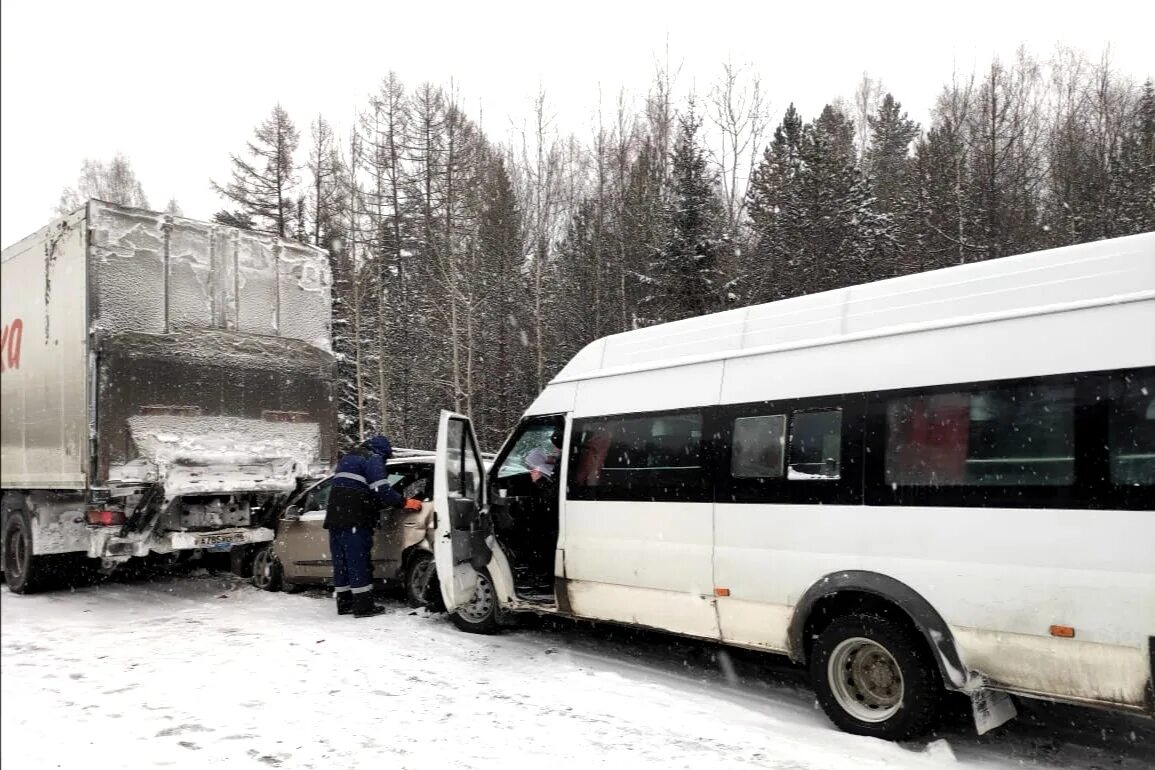 Попасть четверо. Авария автобус и ман НАМУРАЛЕ. Серов Екатеринбург автобус. Автобус 888 Екатеринбург Серов. Микроавтобуса попал в аварию 2016.