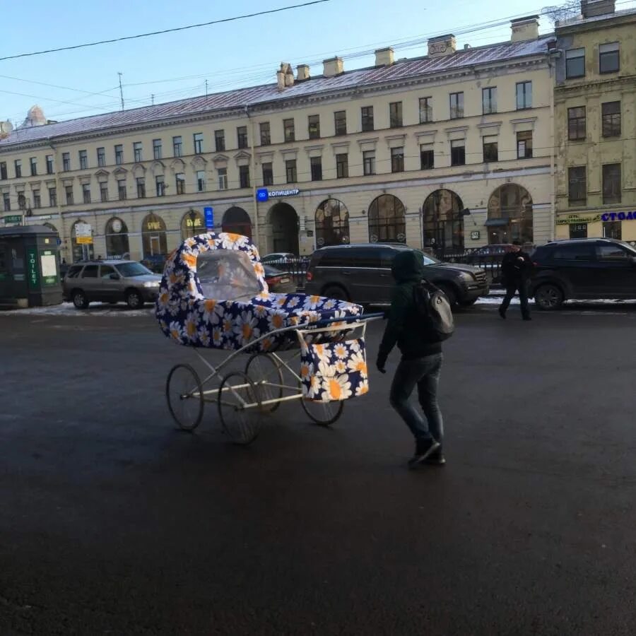 Твой малыш. Гигантские коляски. гигантская коляска в питере. твой малыш растет не по годам. коляска гигант.