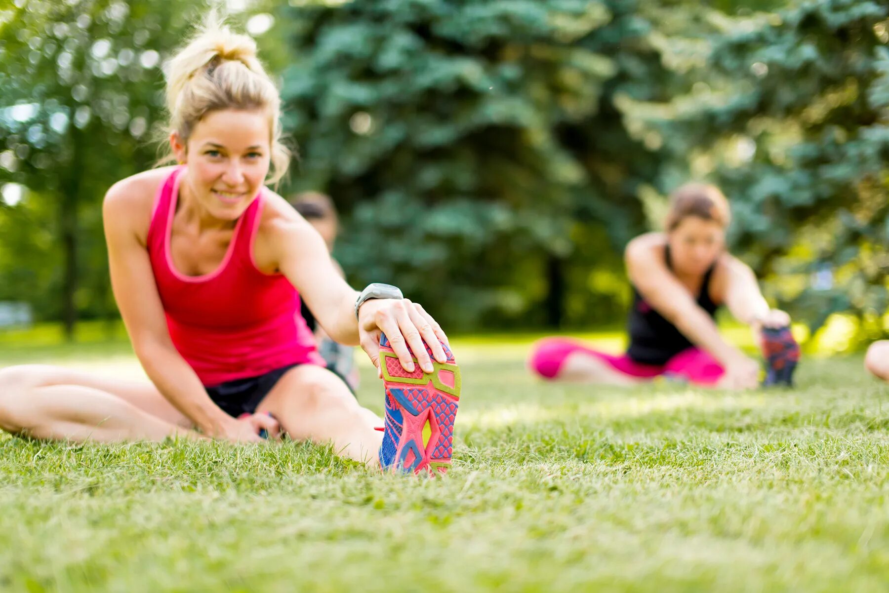 Summer sport. Занятие спортом. Занятие спортом на природе. Фитнес на свежем воздухе. Занятия спортом на улице.