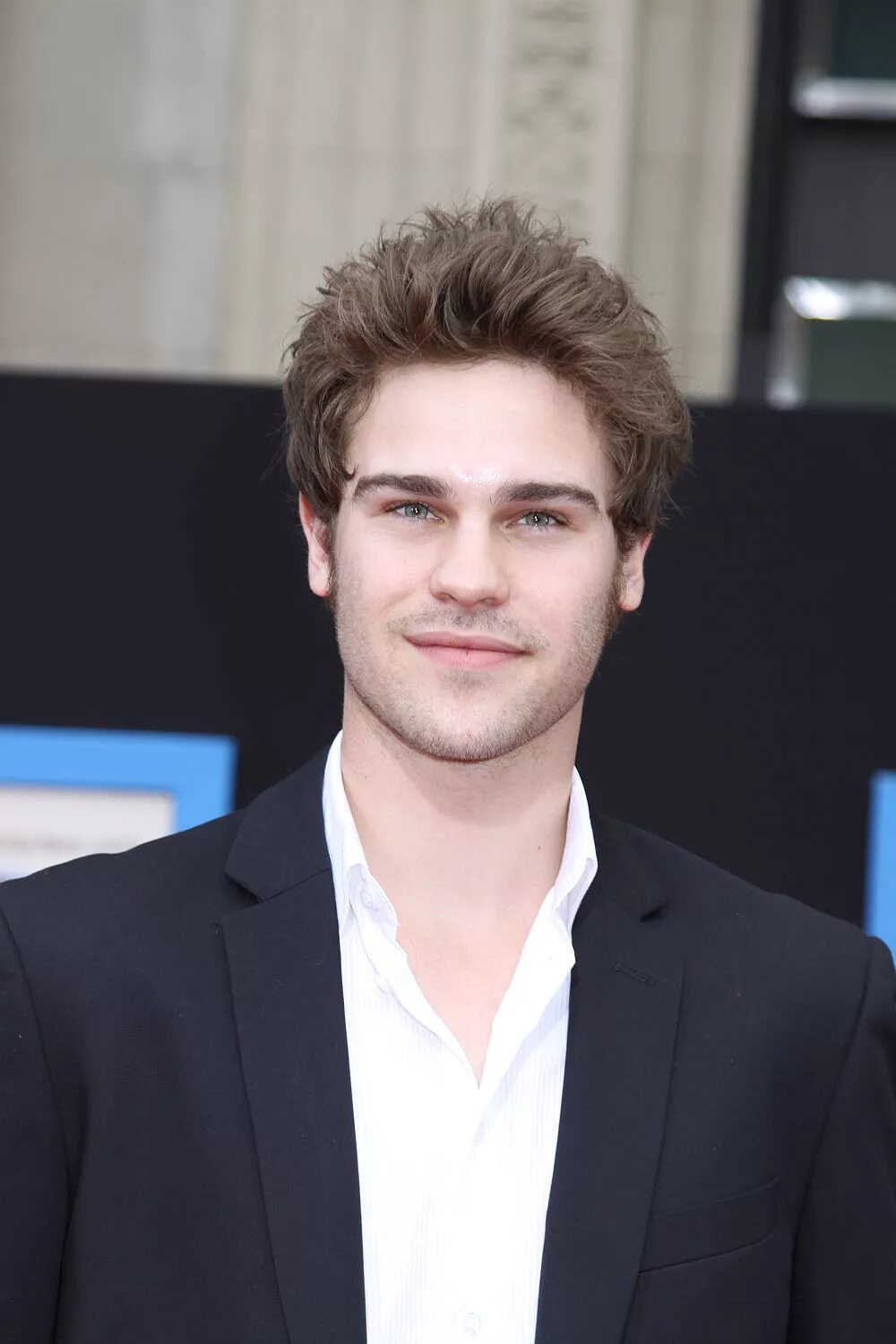 Грэй дэймон. Дэймон дайс актер. grey damon перси джексон. грэй дэймон социо.