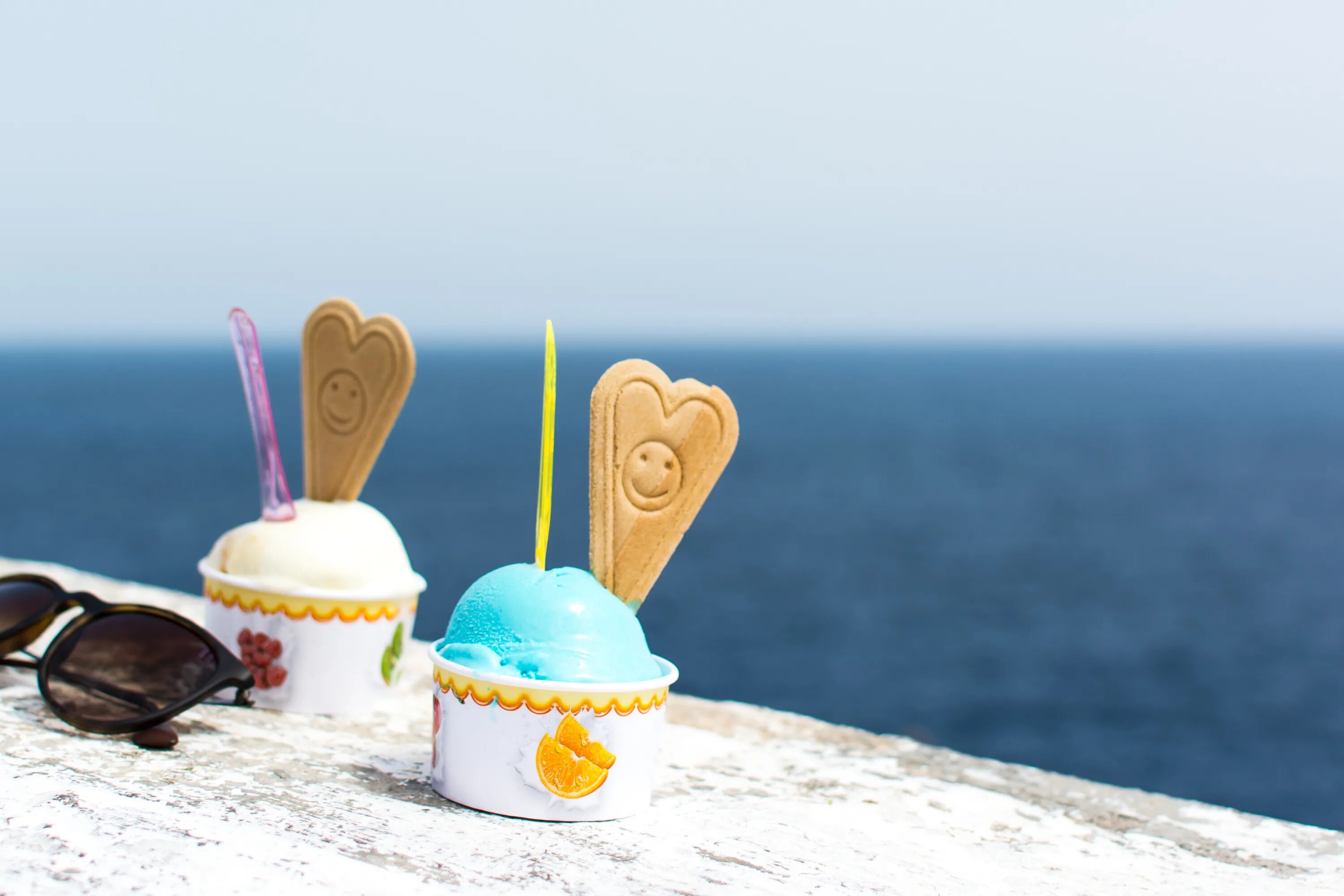 Сладости с моря. Море десертов. Мороженое на море. Морские сладости. Мороженое лето.