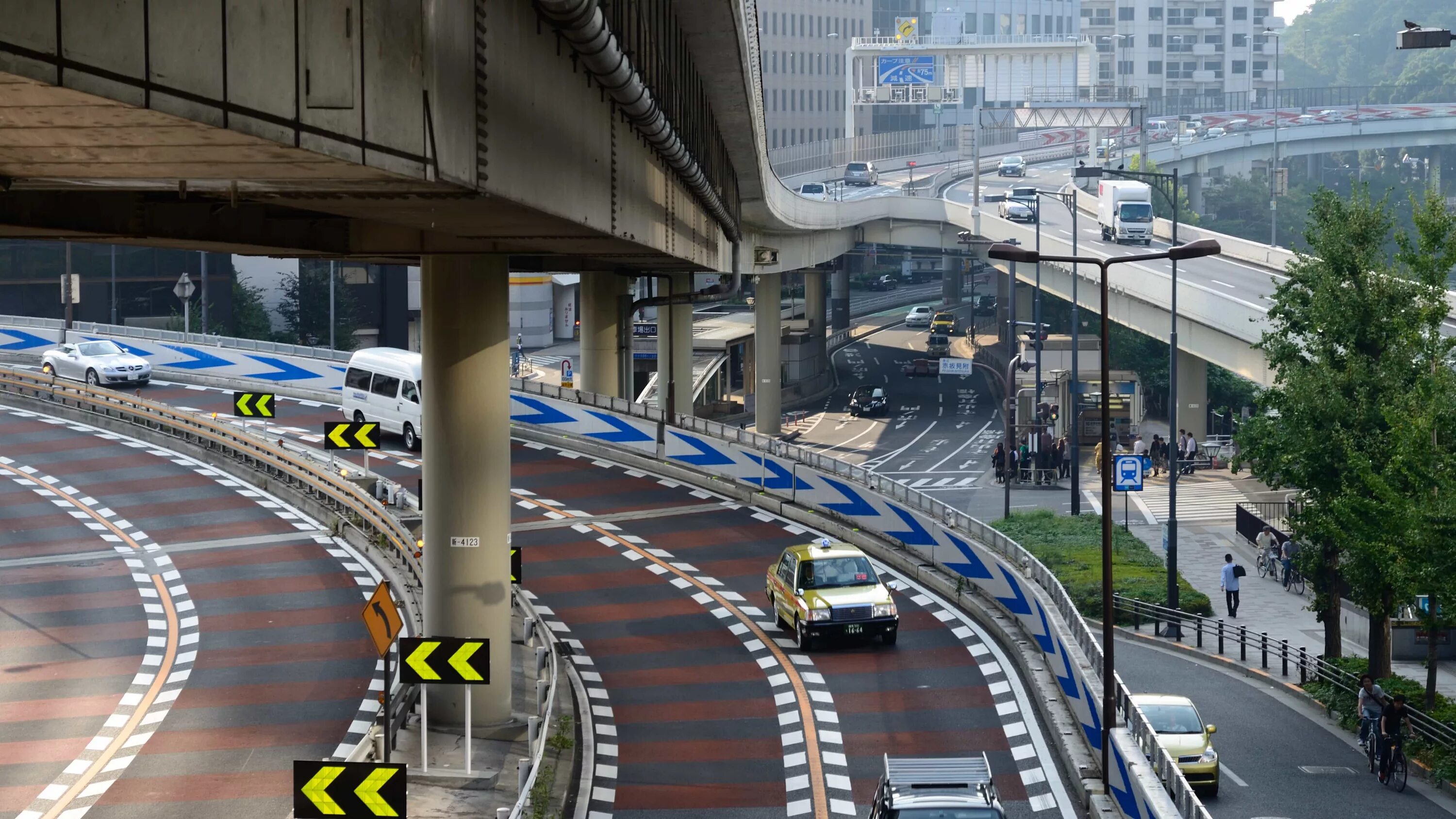 Японская дорога. Трасса Япония Токио. Автотрасса Tokyo Expressway. Гора Акина Япония. Токио развязки дорог.