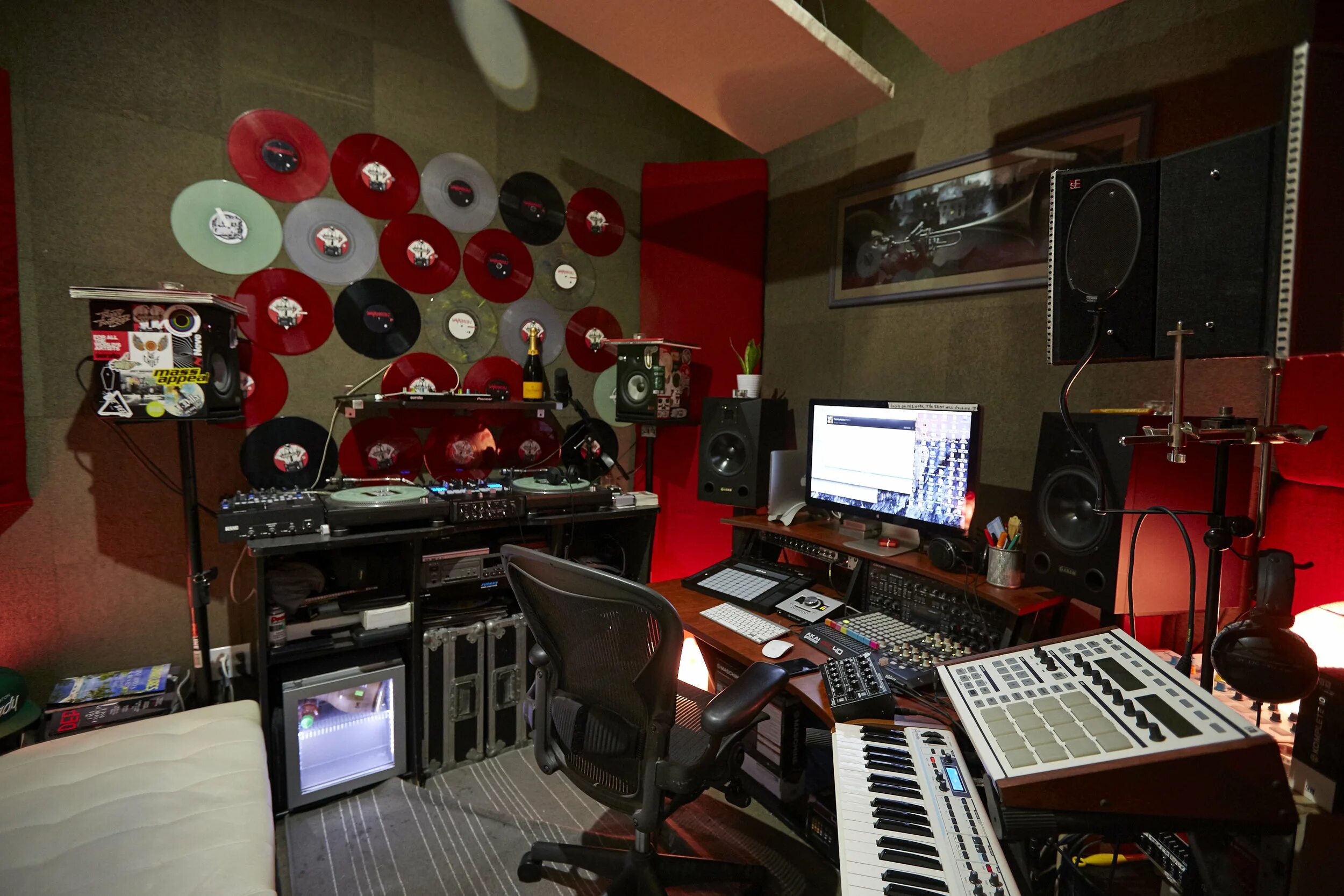 Где музыку оформить. Программа для создания музыки. Контрол рум студия звукозаписи. Приложение для создания музыки. Где музыку оформить.