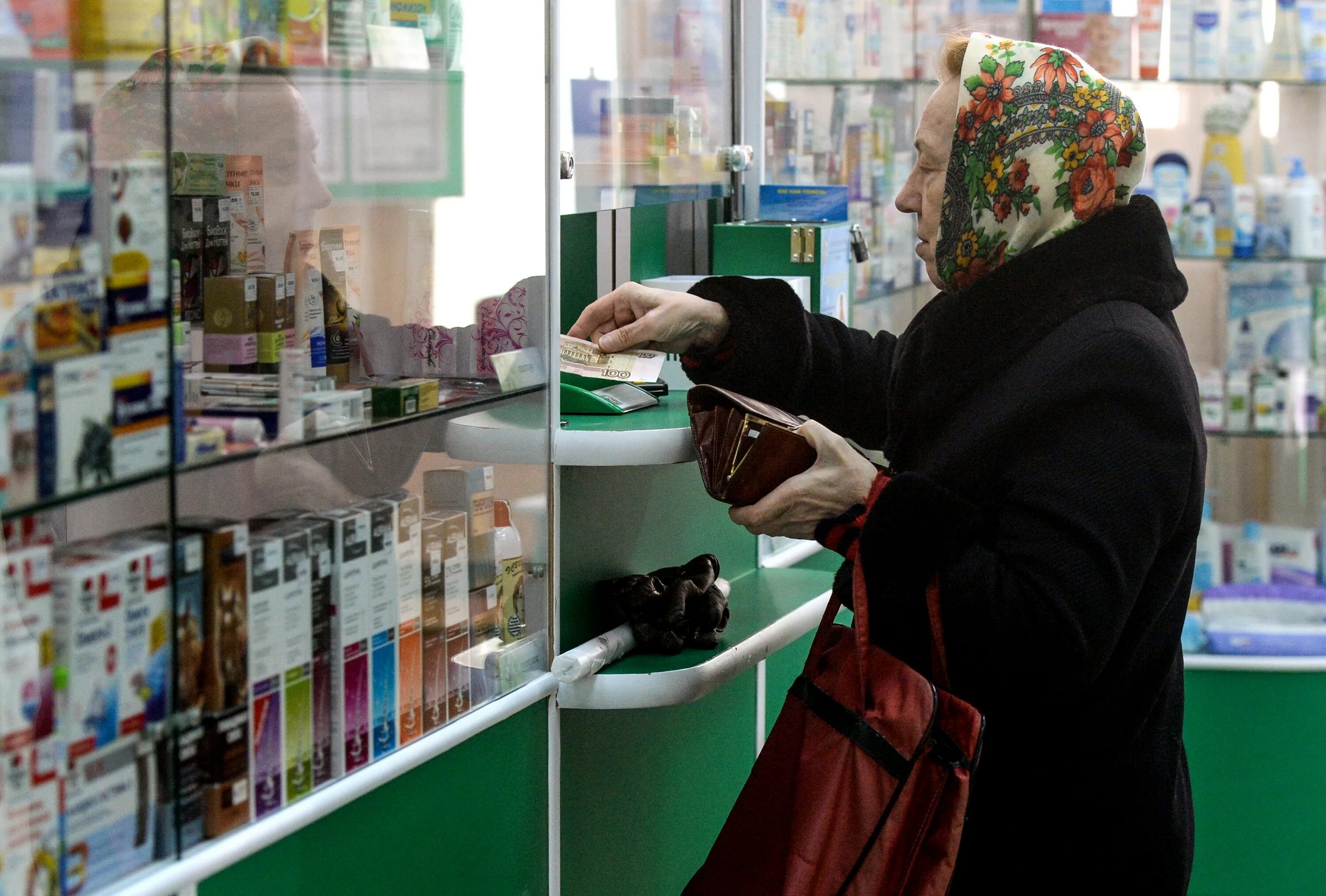 Пенсионер в аптеке. Лекарства. Доступность лекарств. Пенсионерка в аптеке. Аптеки выдающие бесплатные лекарства