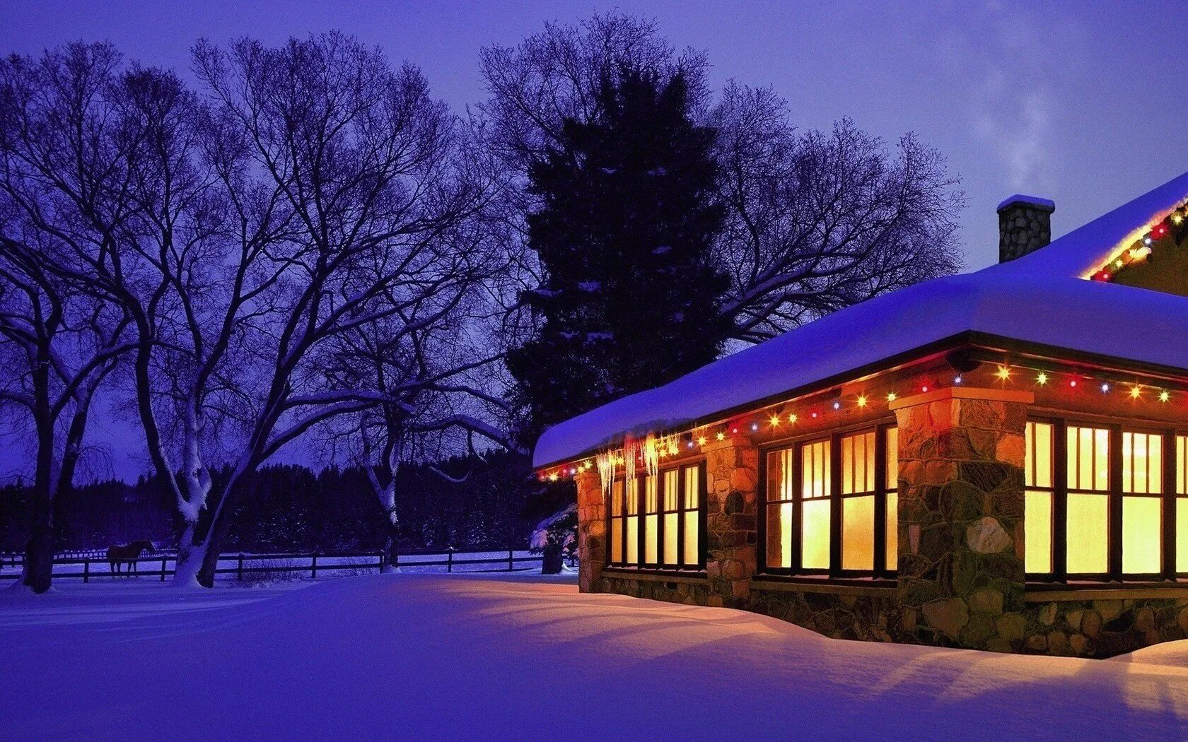Деревенский домик зимой. Заснеженный дом. Зимний вечер. Лесные домики. Зима вечер дома.