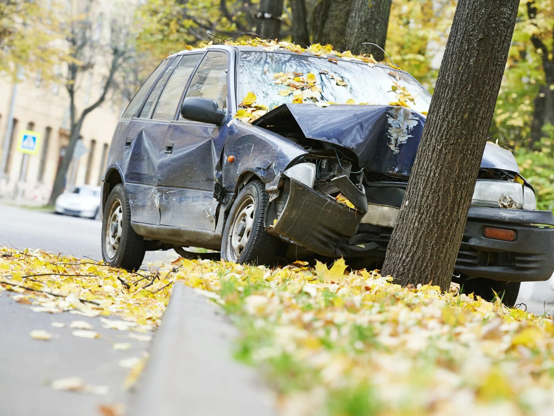 Две машины столкнулись. Машина врезалась в дерево вектор. Машина врезалась в дерево вектор. Перевернутый автомобиль. Машины как они врезаются.