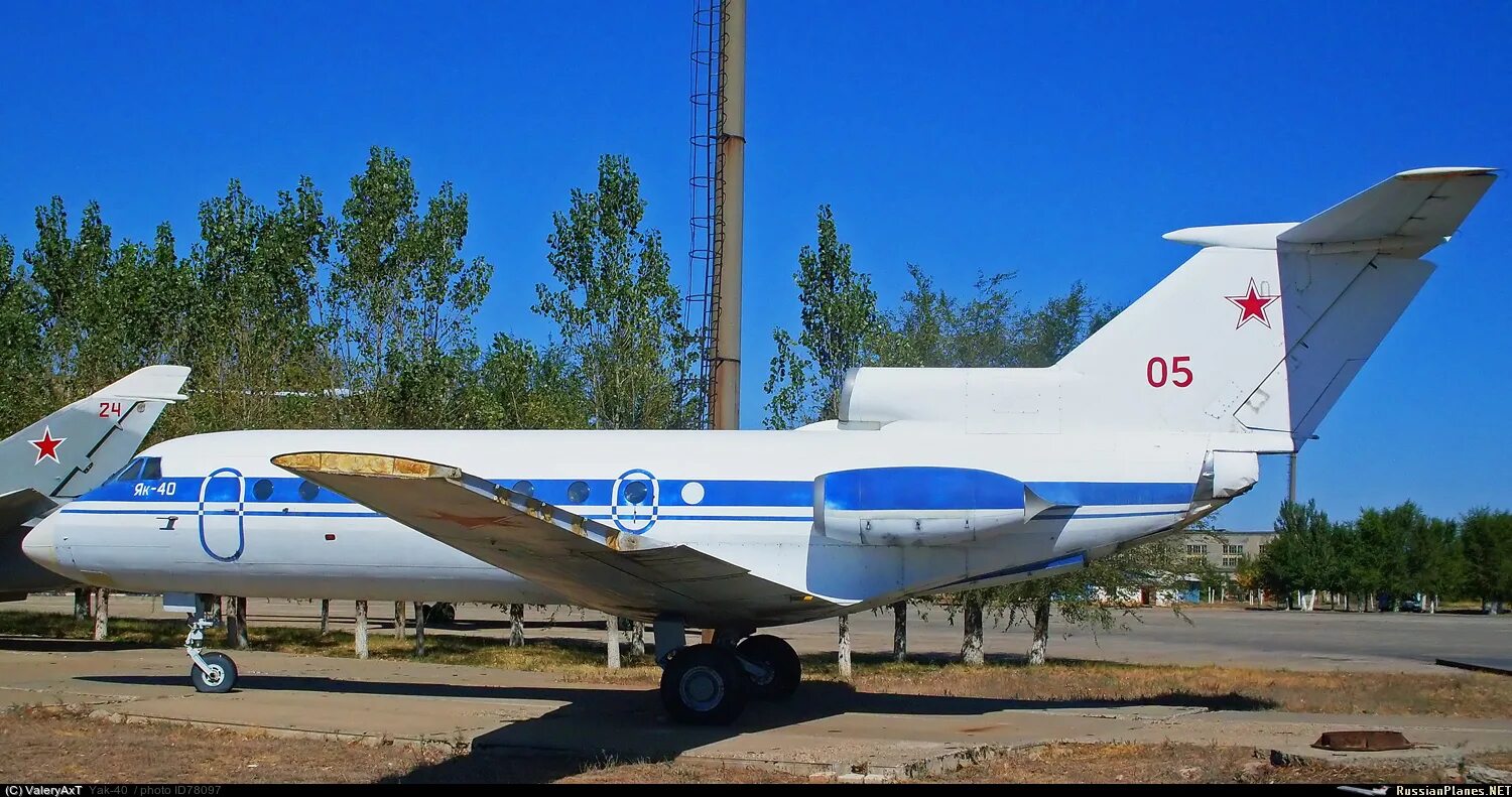 Як 40 места