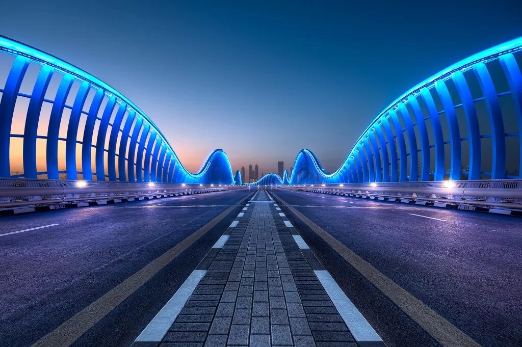 Мост Мейдан Дубай. Пешеходный мост Дубай. Meydan City в Дубае архитектура. Дубай дорога.