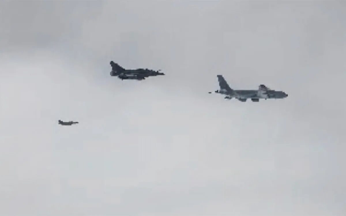 Су-27 перехватил самолет-разведчик сша над черным морем. Ракета х-22. Х-32 крылатая ракета. Французские самолеты над черным морем. Самолеты франции над черным морем.