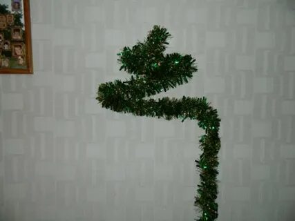 Елочка из мишуры на стене