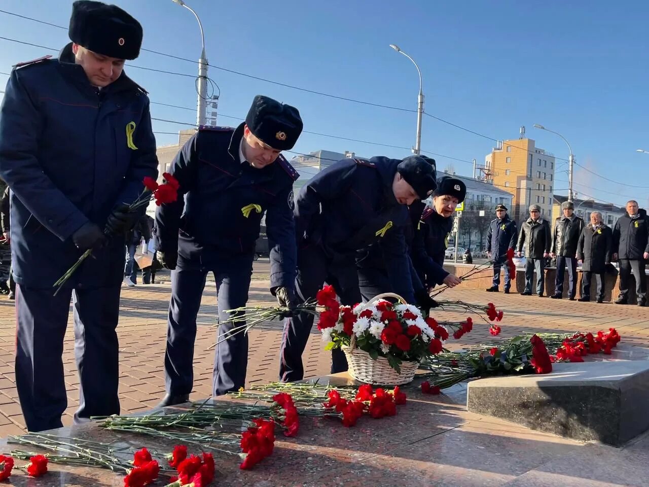 Освобождение памяти с. Возложение цветов к Вечному огню. Возложение цветов на площади Победы. День освобождения блокады. Возложение цветов к Вечному огню Колотушкин.