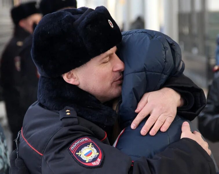 Полицейские помогают людям. Полицейский помогает ребенку. Полицейский инвалид. Полицейские помогают людям. Полицейские помогают людям.