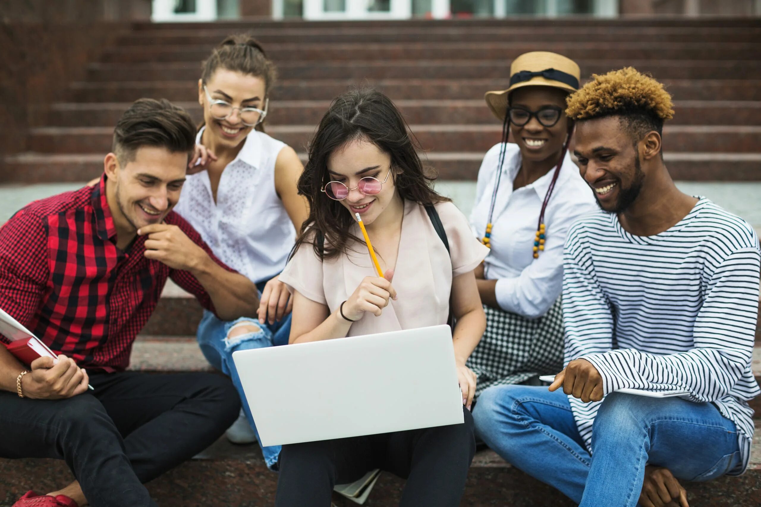 Organized student. Молодые люди. Одинаковые люди. Молодое население. Проект люди.