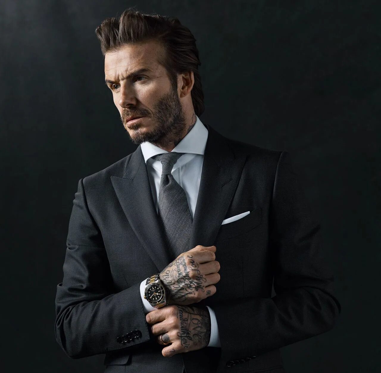 Уверенный олд. Дэвид Бекхэм. David Beckham часы. Дэвид Бекхэм 2020. Дэвид Бекхэм в костюме.