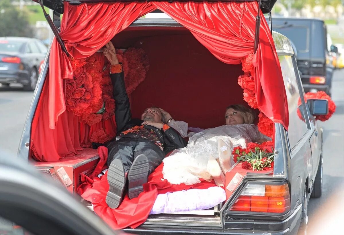 Ксения собчак в катафалке. Катафалк собчак и богомолов. Константин богомолов и ксения собчак свадьба на катафалке. Константин богомолов и ксения собчак свадьба на катафалке. Константин богомолов и ксения собчак свадьба.