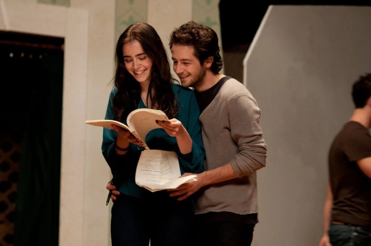 Эзра фитц милые обманщицы. Фильм где учительница влюбилась в школьника русский. Учитель английского фильм 2012 лили коллинз. Учитель и ученик любовь. Влюбилась в учителя сериалы.