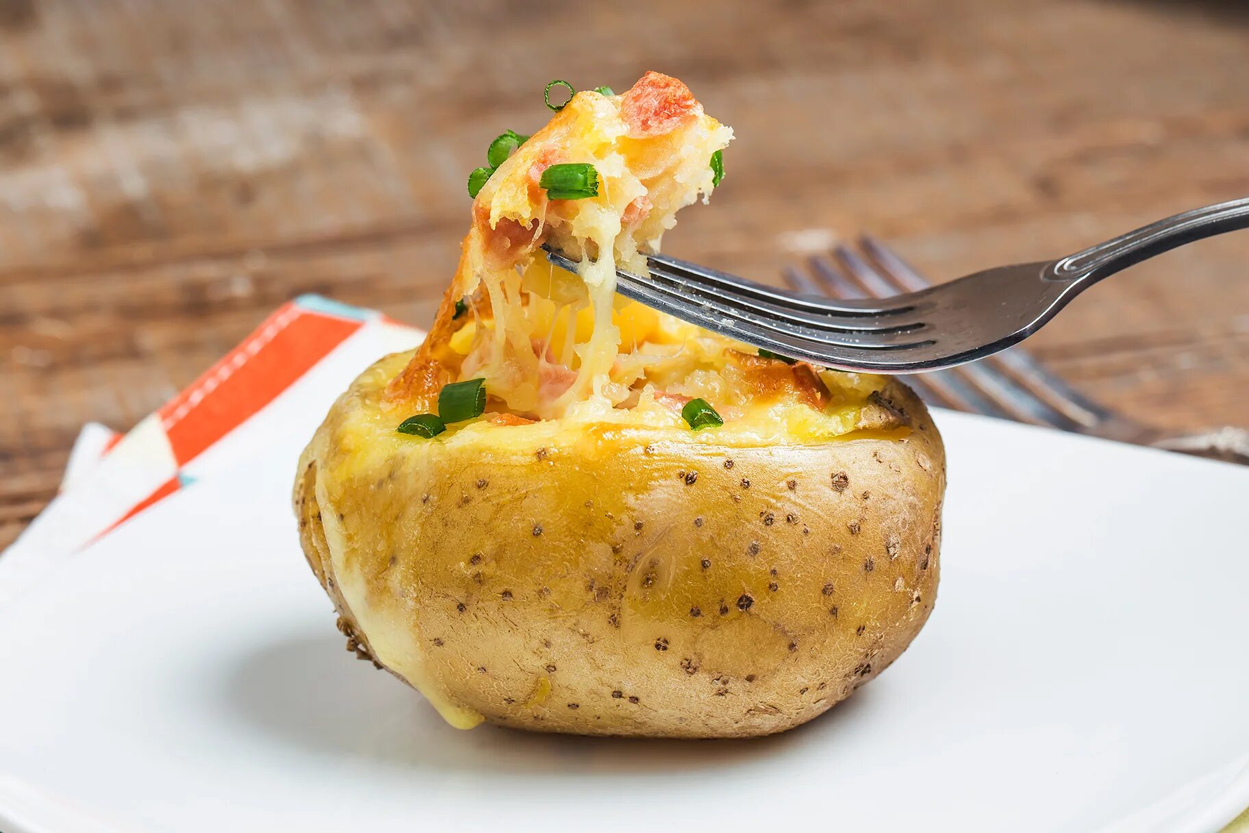 Картошка с сыром. Картофель запеченный с сыром. Печеный картофель с сыром. Картошка с сыром в микроволновке.