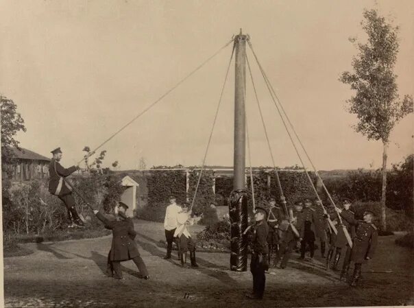 В 1882 был создан. Офицерское собрание лейб-гвардии преображенского полка. офицерского собрания (1882 г.).. гигантские шаги карусель. 1882 год.