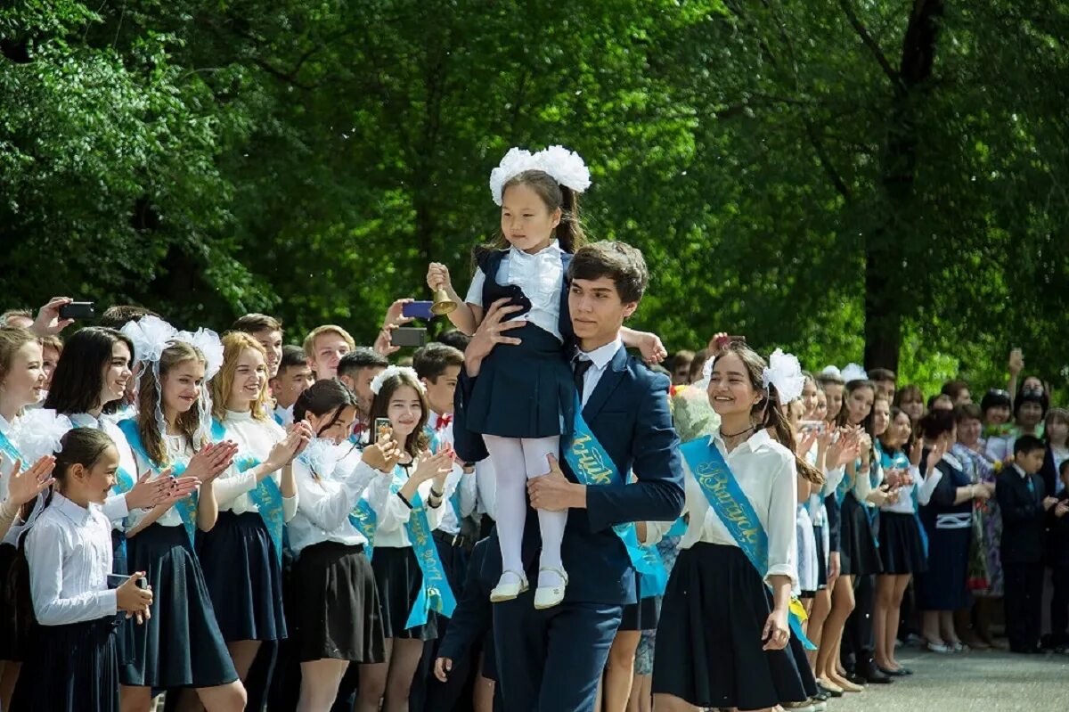 Выпускники казахстанских школ. Выпускной 9 класс. Школьная линейка на выпускной. Выпускной школа Казахстан.