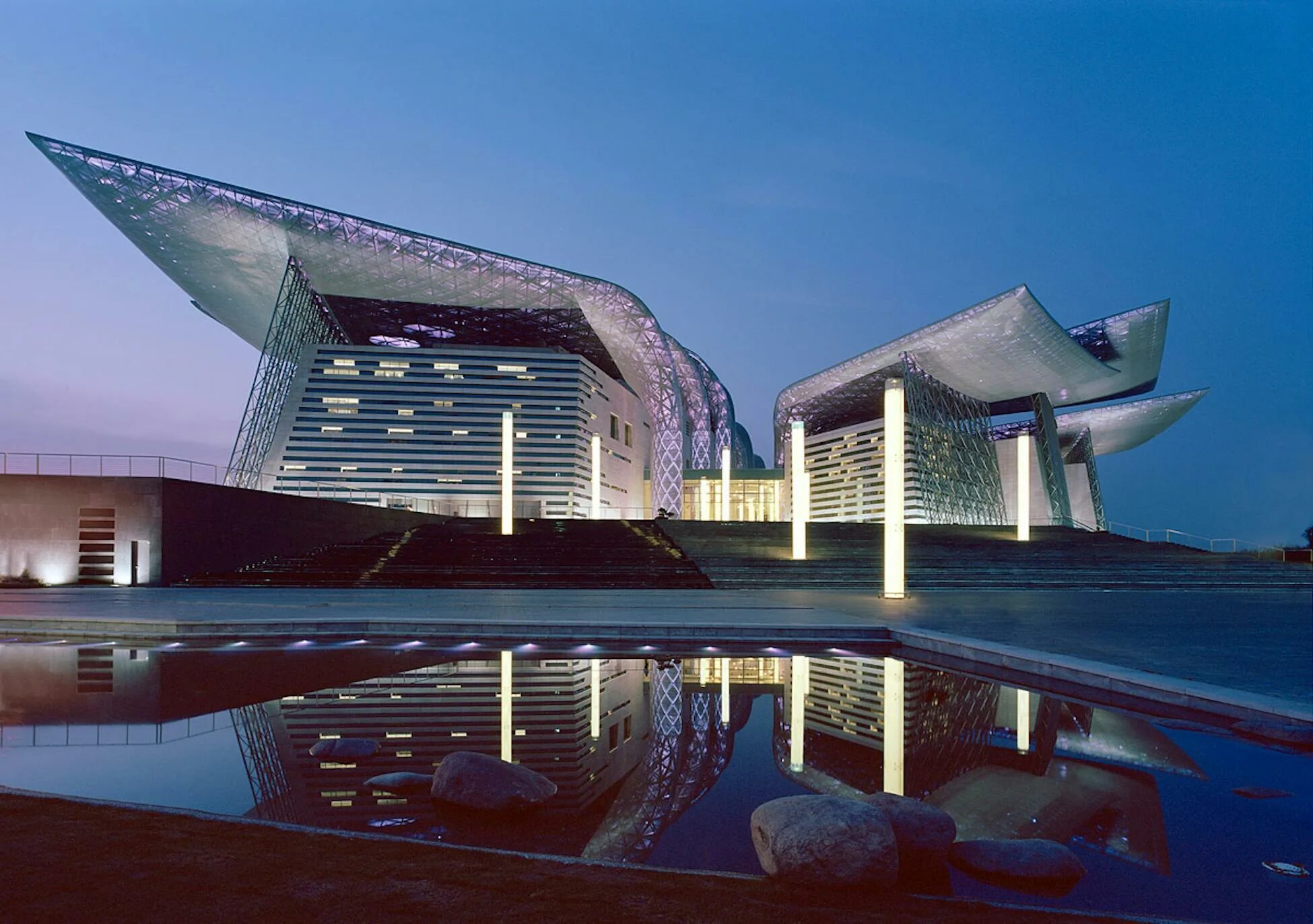 Самый современный театр. Оперный театр wuxi grand theatre. wuxi grand theatre. янгсу, китай. крылатый оперный театр в китае. wuxi grand theatre, уси, китай интерьер.