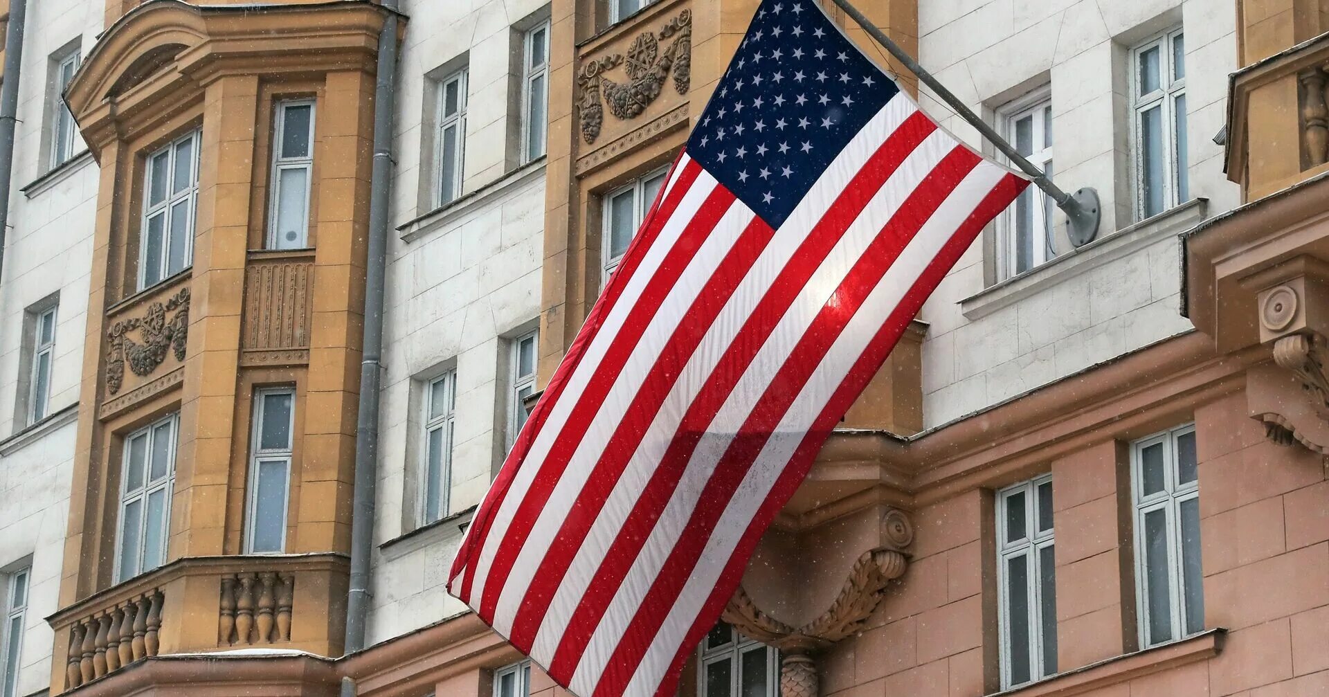 Консульство сша работает. Генконсульство сша в москве. посольство россии в сша. американский флаг на здании. здание посольства россии в сша.