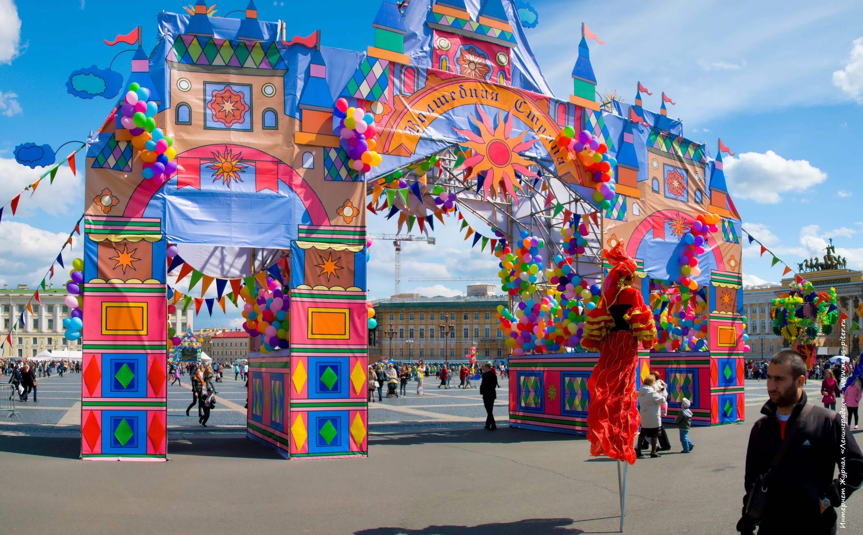 Улица 1 июня. Украшение города к празднику. Праздник в городе. День города украшения. Празднично украшенный город.