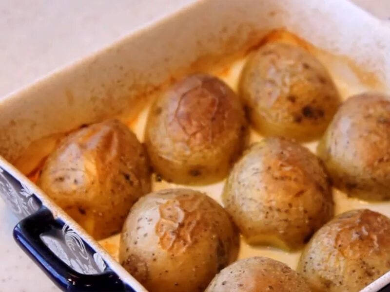Сколько времени запекать картофель в духовке. Картофель в мундире в духовке. Печёная картошка в духовке в мундире. Картошка в мундире в дух. Картошка в мундире запеченная в духовке.
