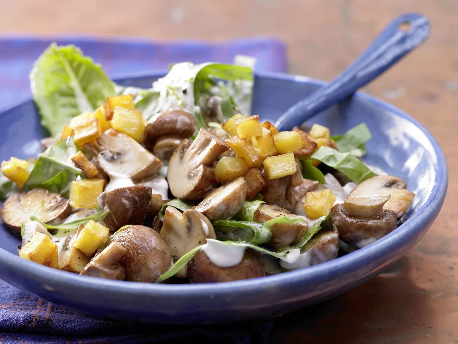 Картофель с грибами калорийность. Грибной салат. Грибной салат с кукурузой. Грибы маленькие салат. Грибы диетическая еда.
