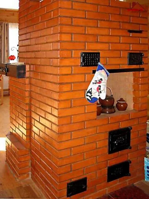 Печка в доме из кирпича. Кирпич для печи. Покрасить кирпичную печь. Крашеная кирпичная печь. Покрасить печь из кирпича.