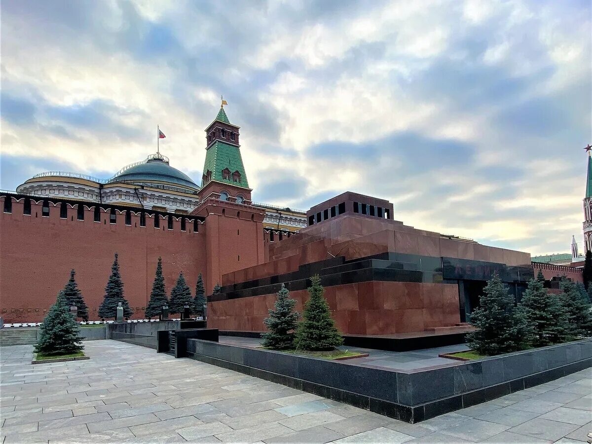 Кремлевские ленин. Ленин на красной площади в мавзолее. Экскурсия в мавзолей Ленина. Ленин в Кремле в мавзолее.