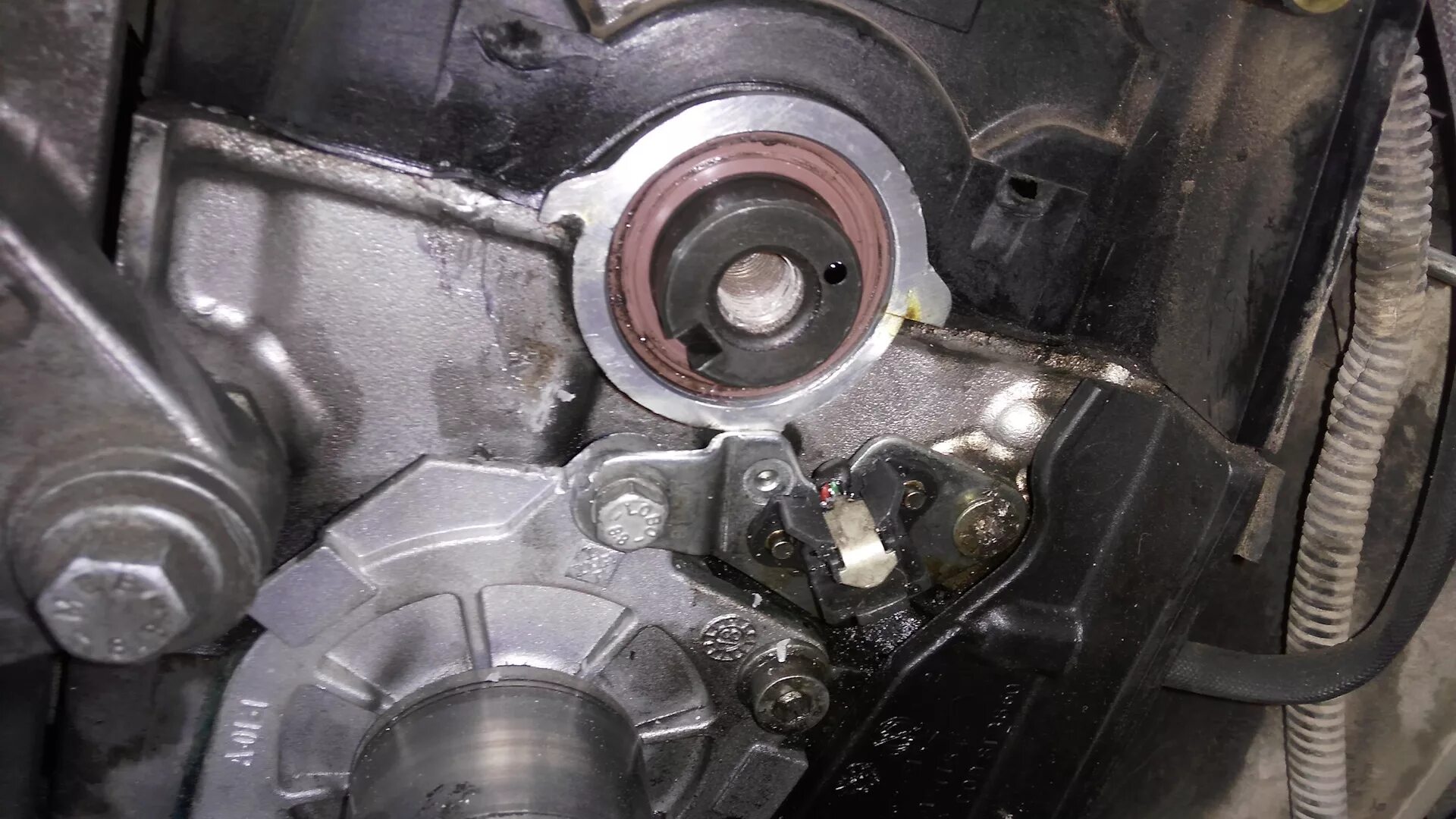 Распредвал опель зафира 1. Замена сальника распредвала опель. Сальники распредвалов opel astra h 1. Опель омега б v2. Сальник распредвала opel astra h.