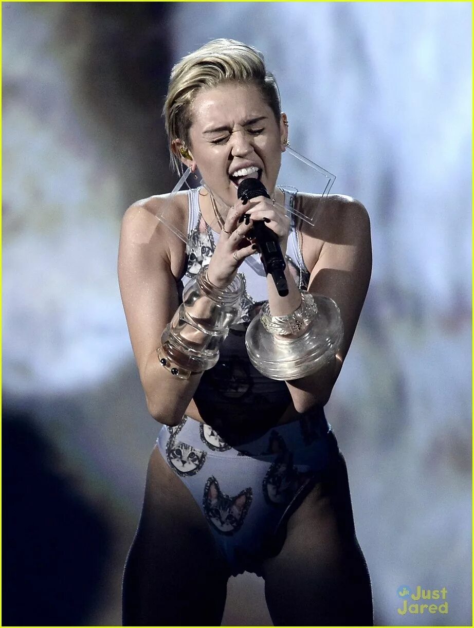 Miley cyrus ball. Miley Cyrus amas. Майли 2021. Сайрус поугарать. Майли Сайрус с кувалдой.