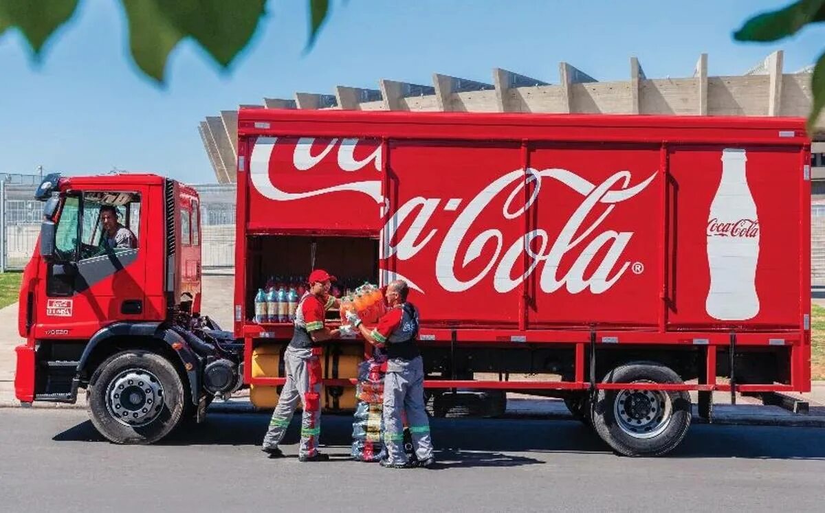 Кола логист. Coca-cola femsa. автомобиль кока кола. «машины счастья» coca-cola. грузовик кока кола.