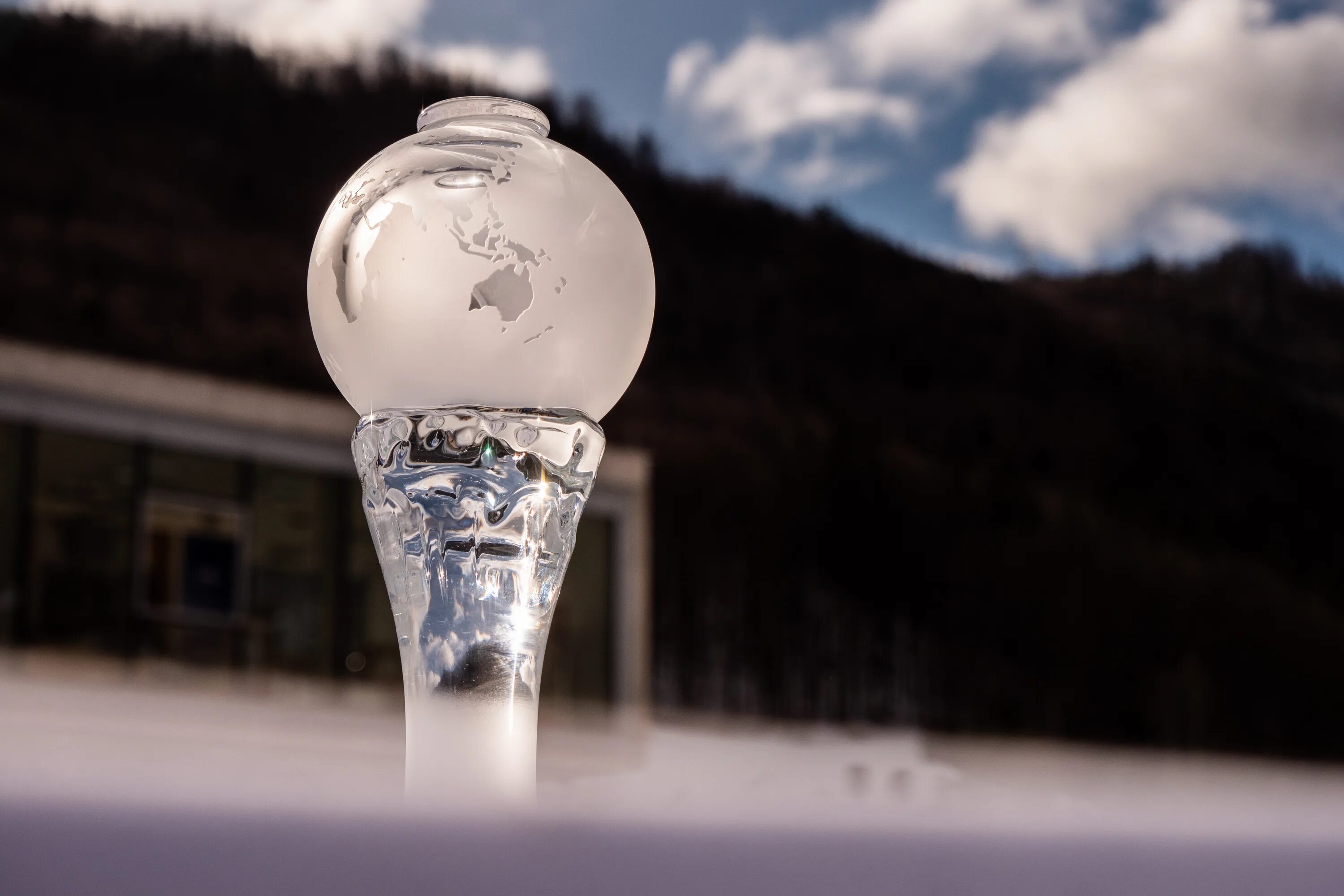 хрустальный глобус биатлон. хрустальный кубок. малый хрустальный глобус биатлон. гусь хрустальный глобус. хрустальный глобус биатлон фото.