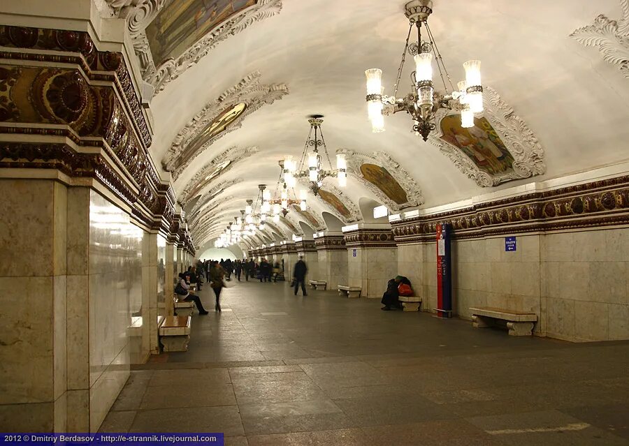 Станция метро курская арбатско-покровской линии. Московский метрополитен станция арбатская. Вестибюль станции метро арбатская. На станции метро арбатская сработал. Станция метро арбатская арбатско-покровской линии.