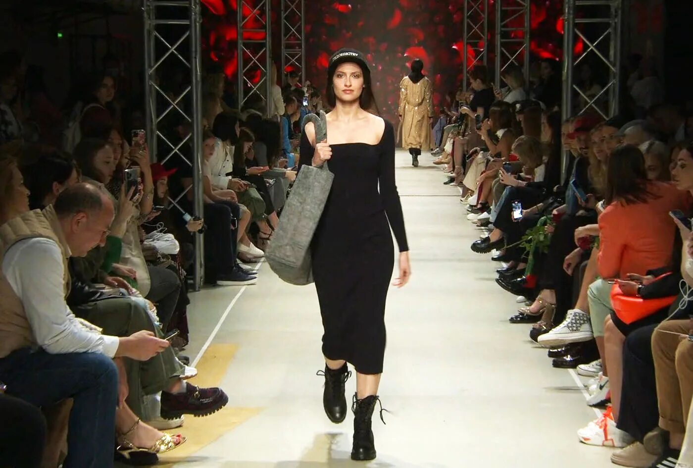 мода в москве. фэшн показ. фэшн показ. летняя мода 2022 для женщин. подиум для показа мод.