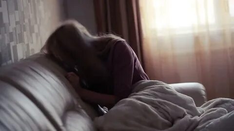 Плачет в подушку скучает