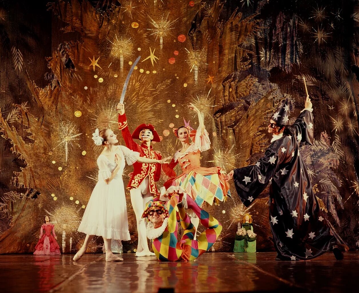 новогодние костюмы. щелкунчик праздник. балет щелкунчик вайнонена. щелкунчик на елке. щелкунчик театр оперы и балета.