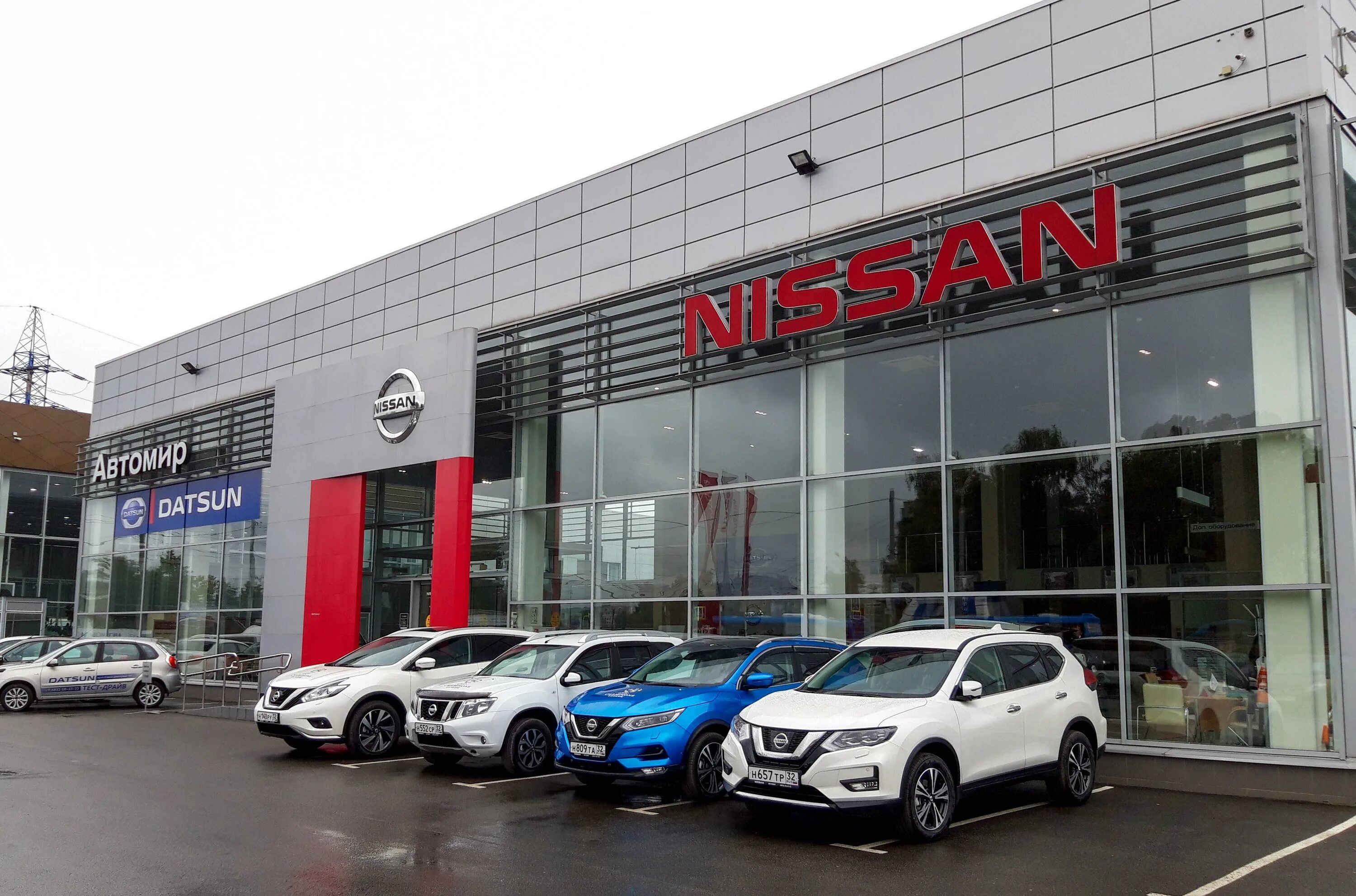 Автомир 1 мая. Автосалон Nissan. Автосалон Автомир. Автоцентр Ниссан. Автомир салон.