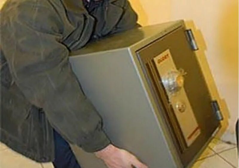 кража сейфа. сейф обокрали. кража сейфа. кража денег из сейфа. кража сейфа.