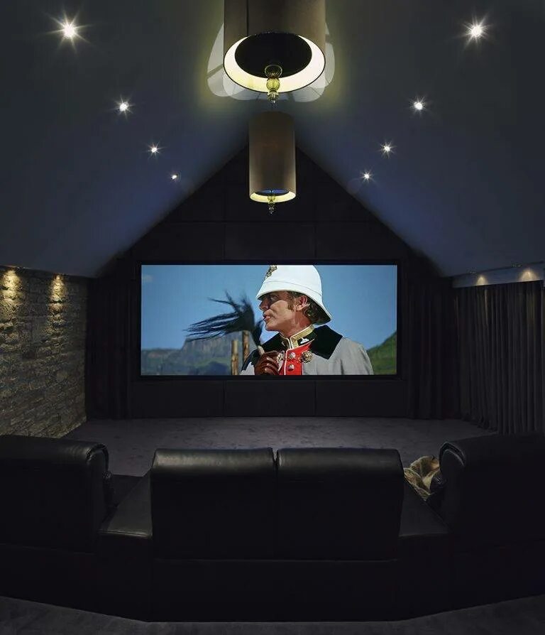 Проектор в домашних условиях. Домашний проектор 4к потолочный. Проектор для домашнего кинотеатра. Комната с проектором. Кинотеатр на мансарде.