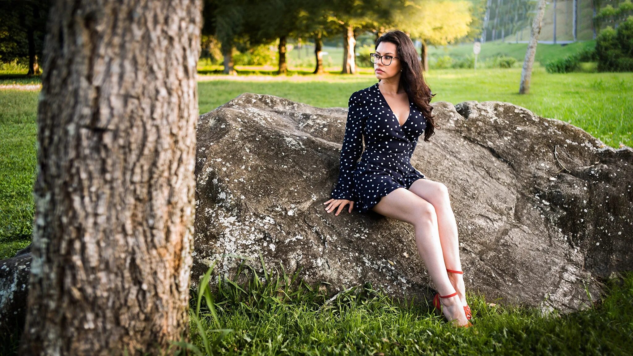 Девушка сидит на лавочке. Симонова галя. Девушка брюнетка на скамейке. Блондинка в красном платье. Девушка на лавке.