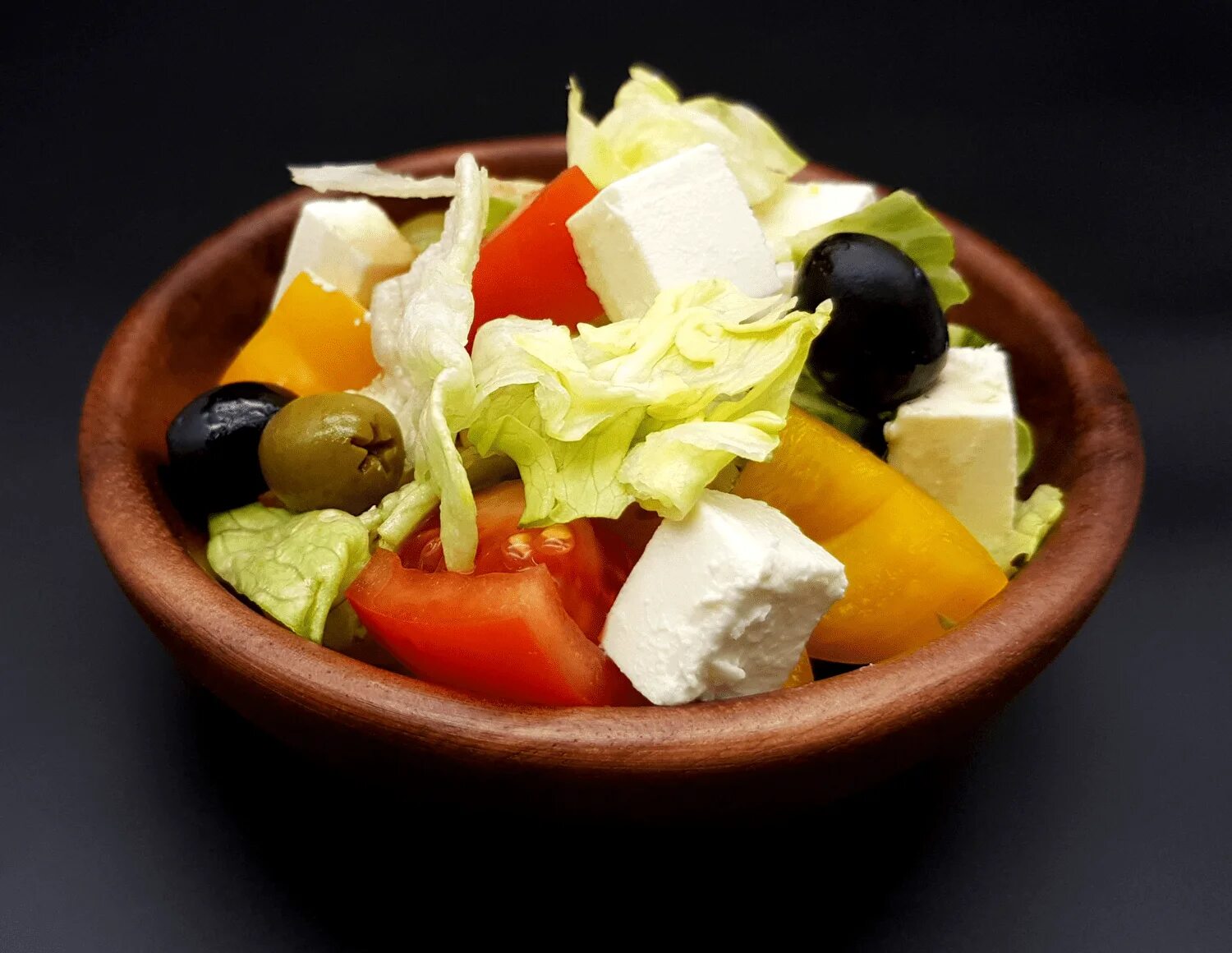 Из чего состоит греческий. Greek salad(греческий салат). фетакса помидоры,огурцы перец маслины. салат с фетаксой.