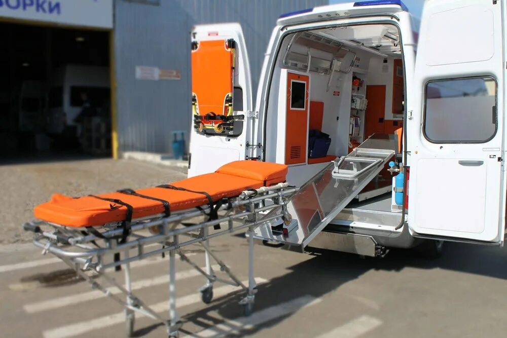 Транспортировка лежачих. Санитарные машины для перевозки больных. Перевозка больных на скорой помощи. Перевозка больных на скорой помощи. Перевозка лежачих больных.