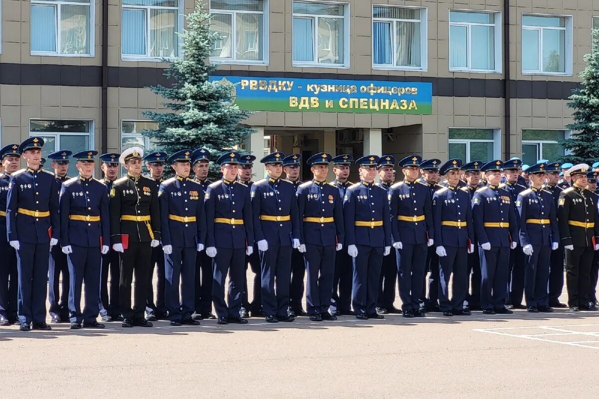 Рязанское высшее десантное командное училище. Рязанское Гвардейское воздушно-десантное училище. 141 Выпуск РВВДКУ 2022. Выпуск прапорщиков РВВДКУ 2022. Выпуск ВДВ Рязань 2022.