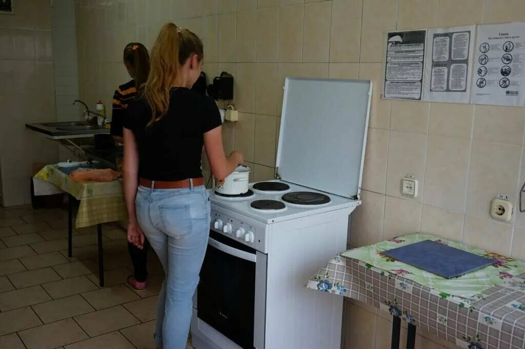 Две девушки в общаге. Девушки на кухне в общежитии. женское общежитие. девушка на кухне общаги. женское студенческое общежитие.